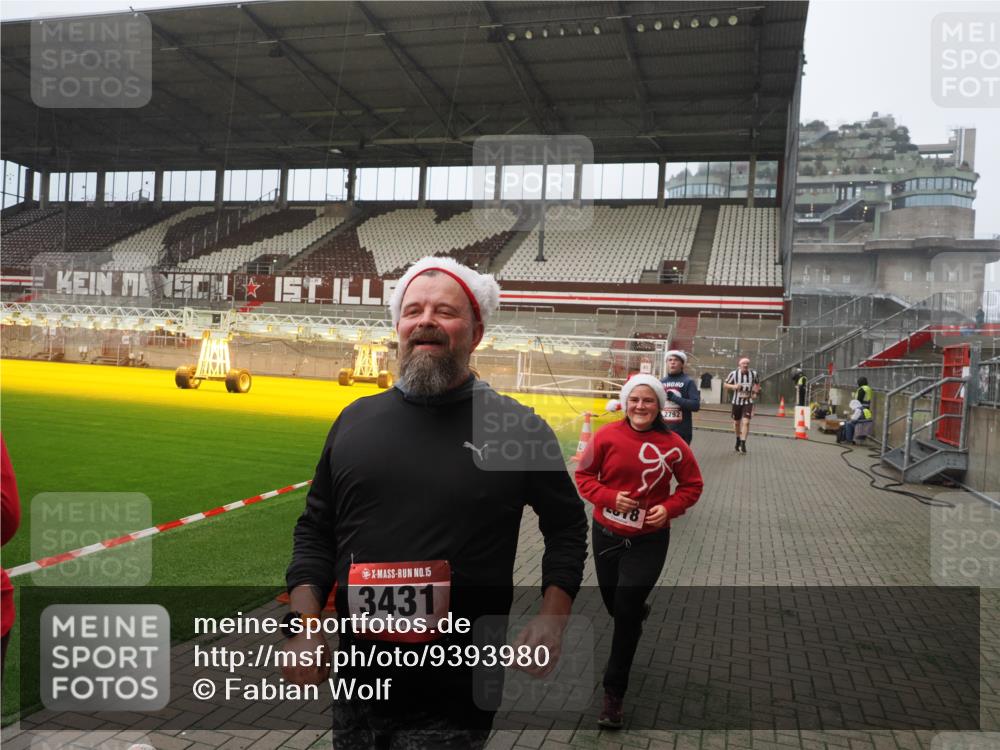 07.12.2025 - St. Pauli X-Mass-Run No. 15 Fabian Wolf http://msf.ph/oto/9393980 07.12.2025 10:22:13 Ziel 1371, 1488, 2817, 2818, 2819, 3431, 3736, 3999, 4000, 4415, 4774 meine-sportfotos.de