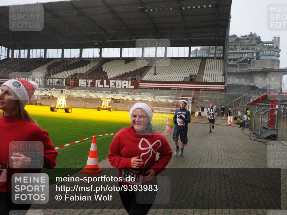 07.12.2025 - St. Pauli X-Mass-Run No. 15 Fabian Wolf http://msf.ph/oto/9393983 07.12.2025 10:22:14 Ziel 1371, 1488, 2817, 2818, 2819, 3431, 3736, 3999, 4000, 4415, 4774 meine-sportfotos.de