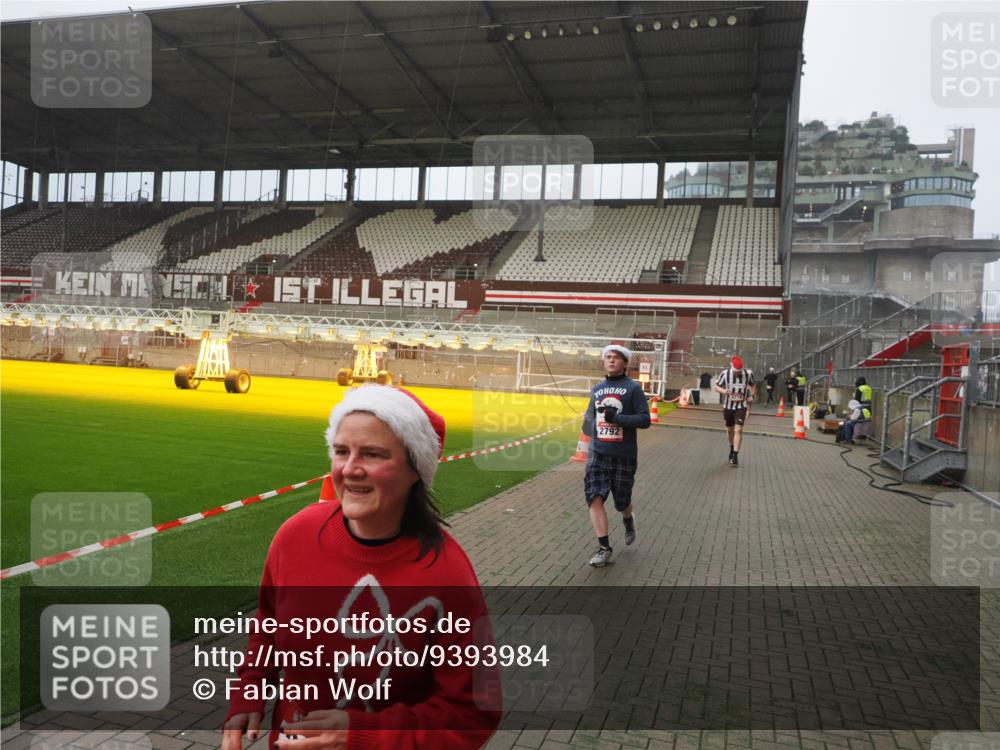 07.12.2025 - St. Pauli X-Mass-Run No. 15 Fabian Wolf http://msf.ph/oto/9393984 07.12.2025 10:22:14 Ziel 1371, 1488, 2817, 2818, 2819, 3431, 3736, 3999, 4000, 4415, 4774 meine-sportfotos.de