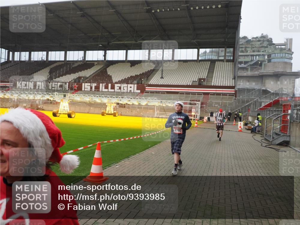 07.12.2025 - St. Pauli X-Mass-Run No. 15 Fabian Wolf http://msf.ph/oto/9393985 07.12.2025 10:22:14 Ziel 1371, 1488, 2817, 2818, 2819, 3431, 3736, 3999, 4000, 4415, 4774 meine-sportfotos.de