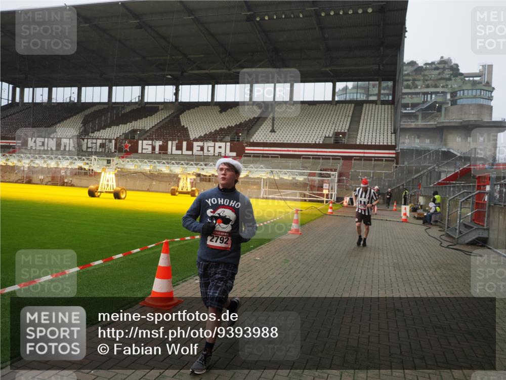 07.12.2025 - St. Pauli X-Mass-Run No. 15 Fabian Wolf http://msf.ph/oto/9393988 07.12.2025 10:22:15 Ziel 1371, 1488, 2184, 2817, 2818, 2819, 3431, 3736, 3999, 4000, 4415, 4774 meine-sportfotos.de