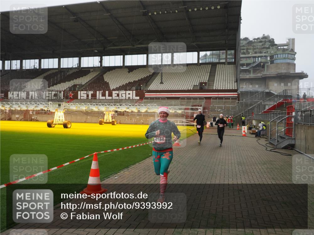 07.12.2025 - St. Pauli X-Mass-Run No. 15 Fabian Wolf http://msf.ph/oto/9393992 07.12.2025 10:22:22 Ziel 1371, 2184, 2817, 2818, 2819, 3431, 3736, 4771, 4774, 4781 meine-sportfotos.de