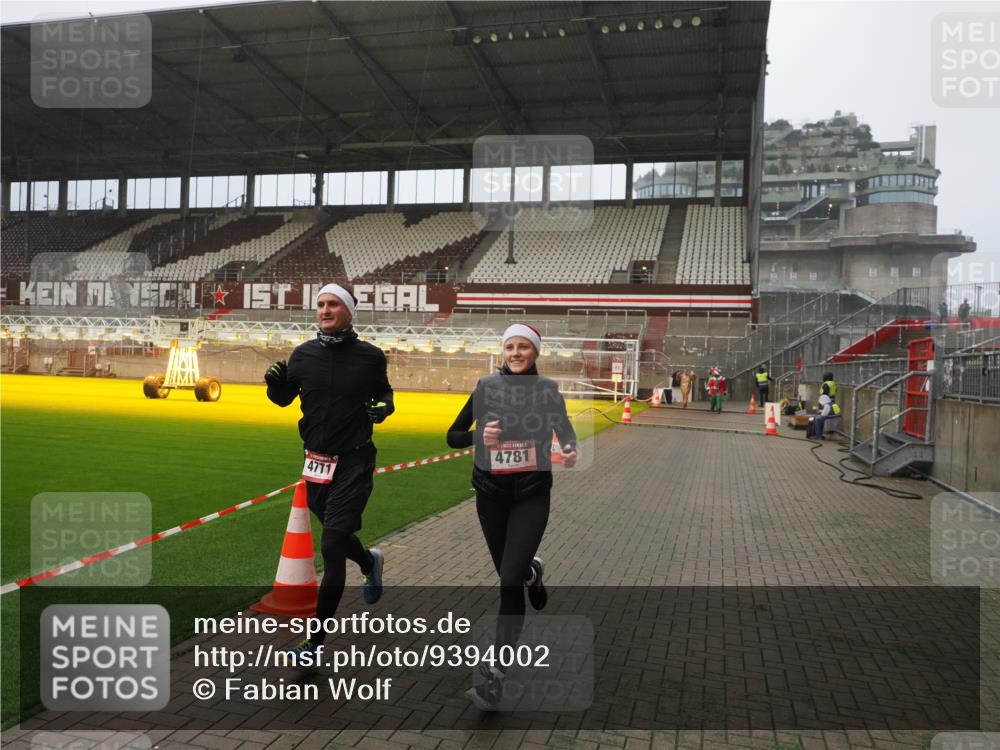 07.12.2025 - St. Pauli X-Mass-Run No. 15 Fabian Wolf http://msf.ph/oto/9394002 07.12.2025 10:22:25 Ziel 2184, 2817, 2818, 3431, 4771, 4774, 4781 meine-sportfotos.de