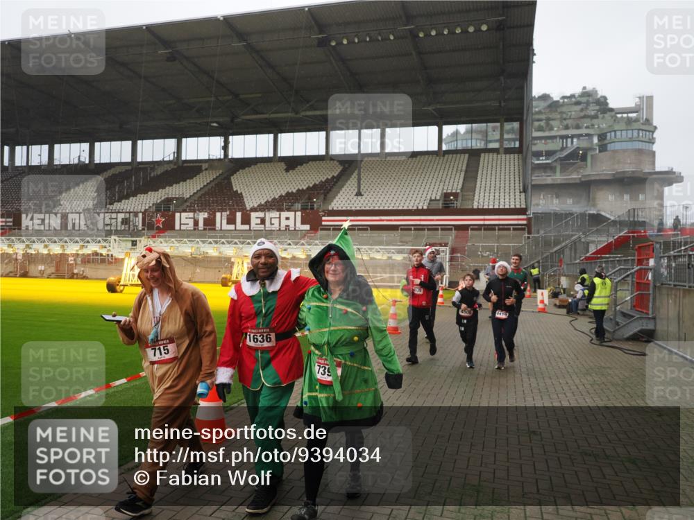 07.12.2025 - St. Pauli X-Mass-Run No. 15 Fabian Wolf http://msf.ph/oto/9394034 07.12.2025 10:22:45 Ziel 715, 739, 794, 1636, 3780, 4287, 4407, 4411, 4419, 4509, 4539 meine-sportfotos.de