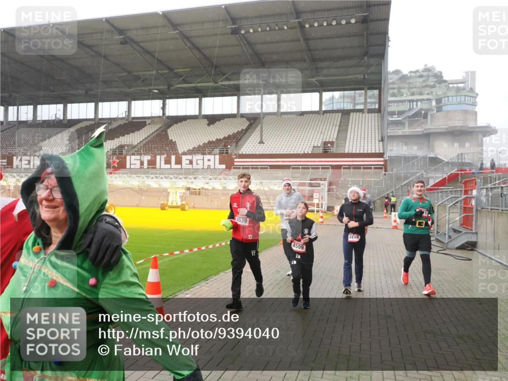 07.12.2025 - St. Pauli X-Mass-Run No. 15 Fabian Wolf http://msf.ph/oto/9394040 07.12.2025 10:22:47 Ziel 715, 739, 794, 3780, 4287, 4407, 4411, 4419, 4509, 4539 meine-sportfotos.de