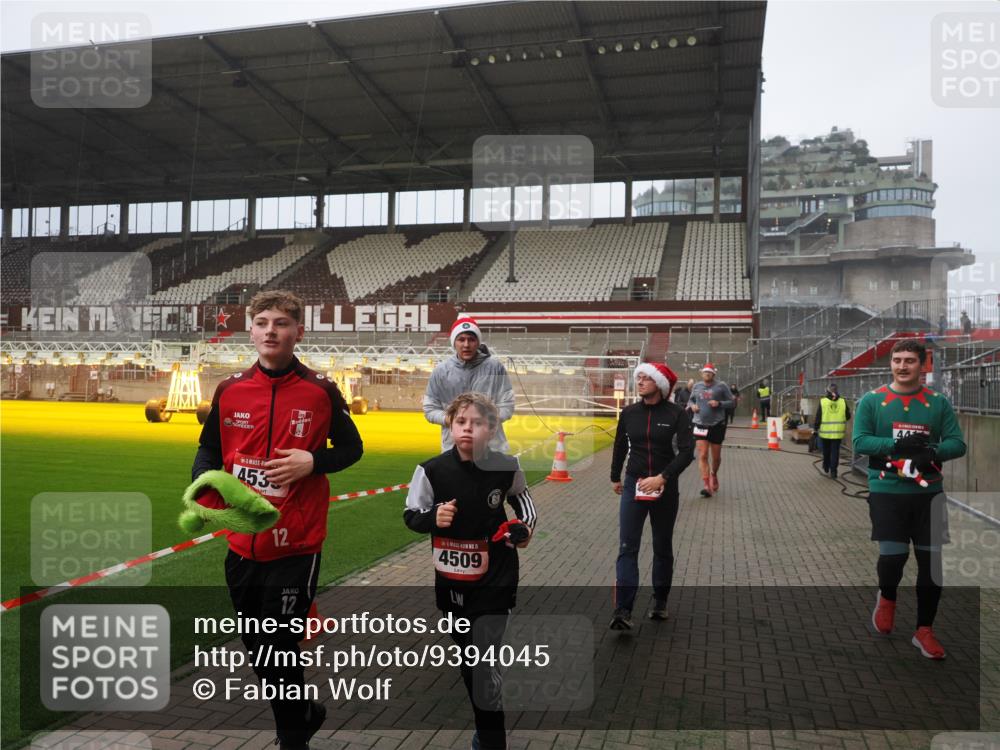 07.12.2025 - St. Pauli X-Mass-Run No. 15 Fabian Wolf http://msf.ph/oto/9394045 07.12.2025 10:22:48 Ziel 794, 3780, 4287, 4407, 4411, 4419, 4509, 4539 meine-sportfotos.de