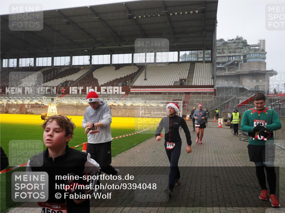 07.12.2025 - St. Pauli X-Mass-Run No. 15 Fabian Wolf http://msf.ph/oto/9394048 07.12.2025 10:22:48 Ziel 794, 3780, 4287, 4407, 4411, 4419, 4509, 4539 meine-sportfotos.de