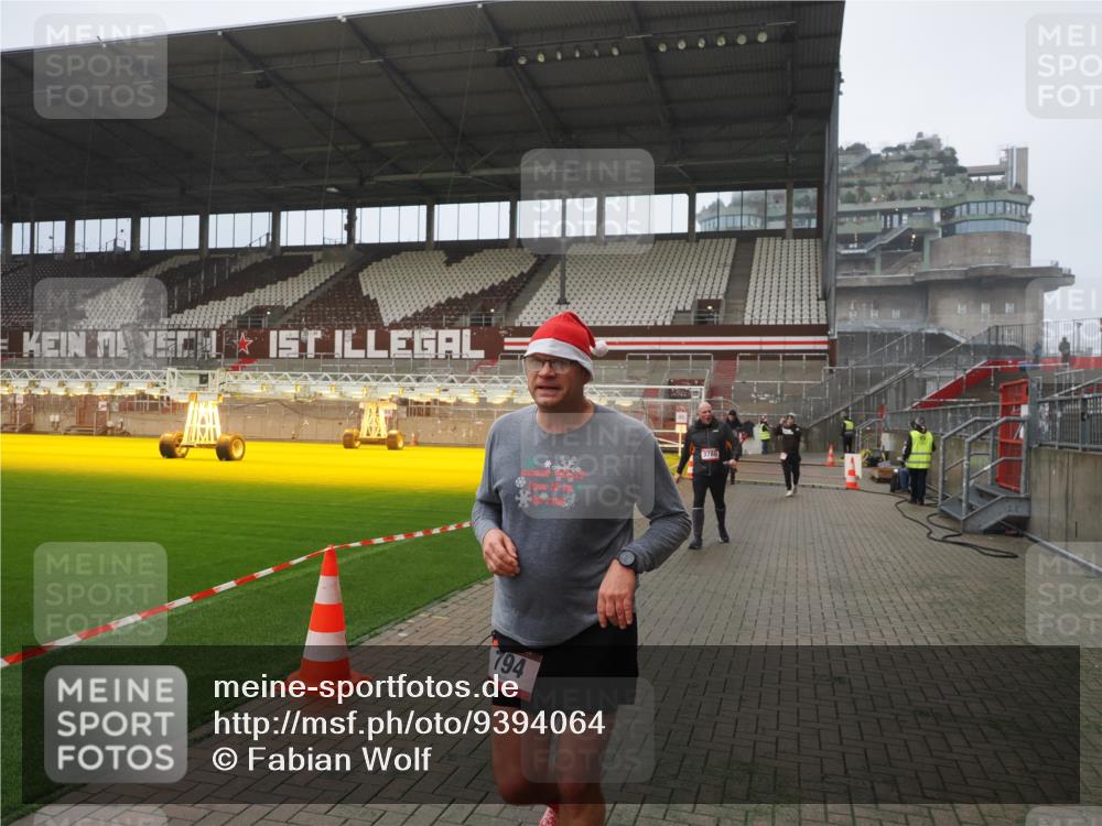 07.12.2025 - St. Pauli X-Mass-Run No. 15 Fabian Wolf http://msf.ph/oto/9394064 07.12.2025 10:22:52 Ziel 794, 2638, 3780, 4287, 4407, 4411, 4419, 4509, 4539 meine-sportfotos.de