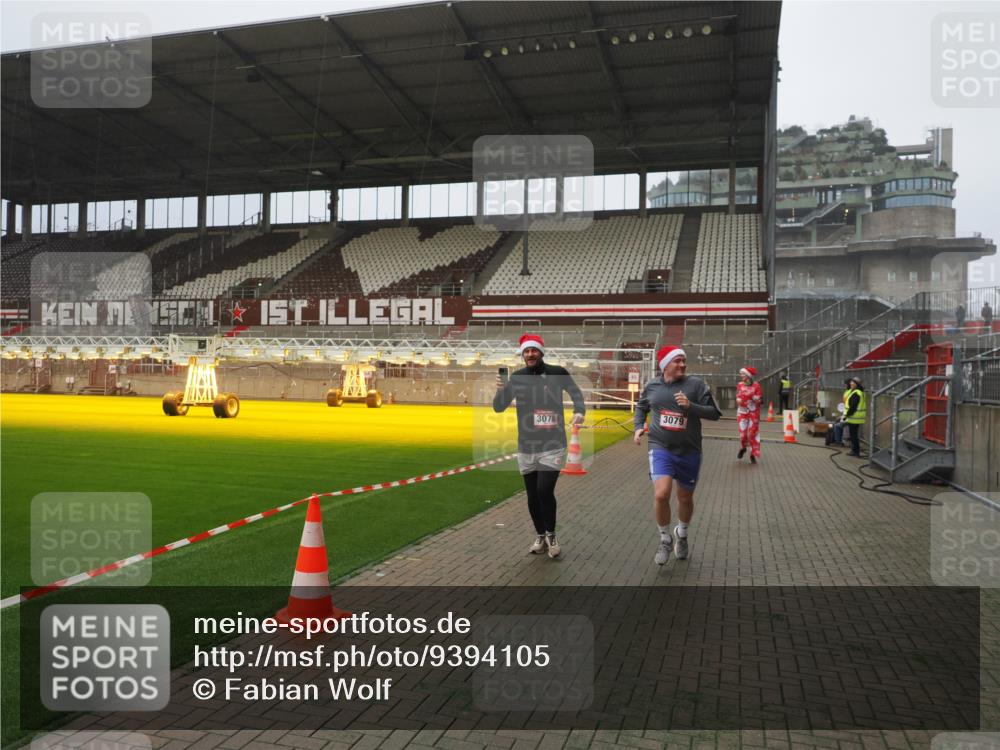 07.12.2025 - St. Pauli X-Mass-Run No. 15 Fabian Wolf http://msf.ph/oto/9394105 07.12.2025 10:23:10 Ziel 1996, 2123, 2304, 2508, 2511, 2638, 3052, 3078, 3079 meine-sportfotos.de