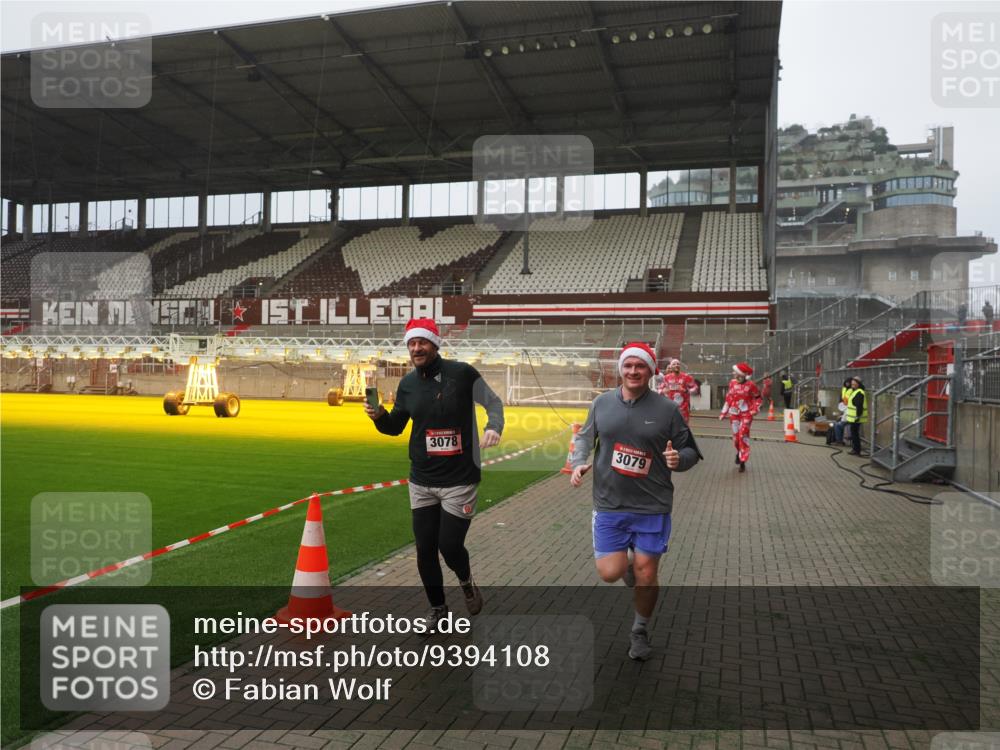 07.12.2025 - St. Pauli X-Mass-Run No. 15 Fabian Wolf http://msf.ph/oto/9394108 07.12.2025 10:23:11 Ziel 1996, 2123, 2304, 2508, 2511, 2638, 3052, 3078, 3079 meine-sportfotos.de