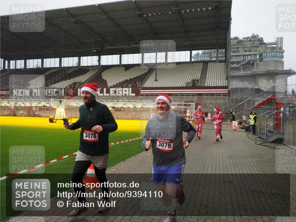 07.12.2025 - St. Pauli X-Mass-Run No. 15 Fabian Wolf http://msf.ph/oto/9394110 07.12.2025 10:23:11 Ziel 1996, 2123, 2304, 2508, 2511, 2638, 3052, 3078, 3079 meine-sportfotos.de