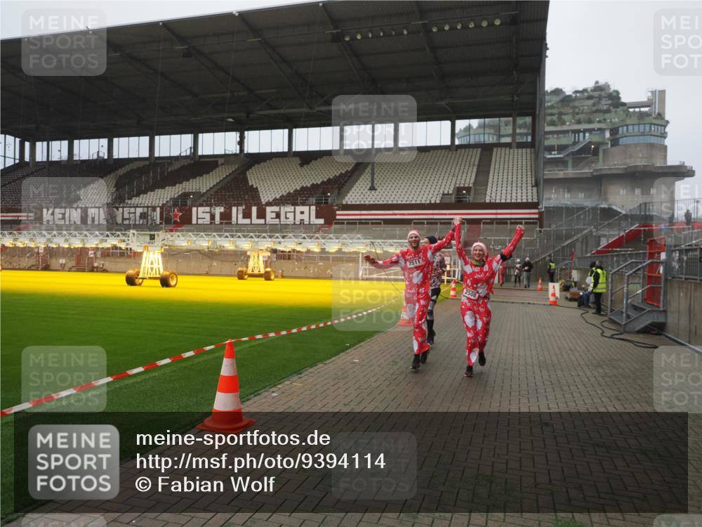 07.12.2025 - St. Pauli X-Mass-Run No. 15 Fabian Wolf http://msf.ph/oto/9394114 07.12.2025 10:23:13 Ziel 1996, 2123, 2304, 2508, 2511, 3052, 3078, 3079 meine-sportfotos.de