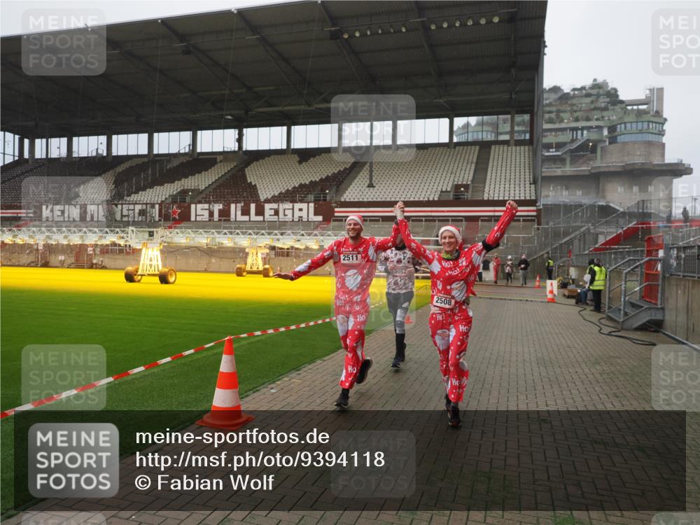 07.12.2025 - St. Pauli X-Mass-Run No. 15 Fabian Wolf http://msf.ph/oto/9394118 07.12.2025 10:23:14 Ziel 1996, 2123, 2304, 2508, 2511, 3052, 3078, 3079 meine-sportfotos.de