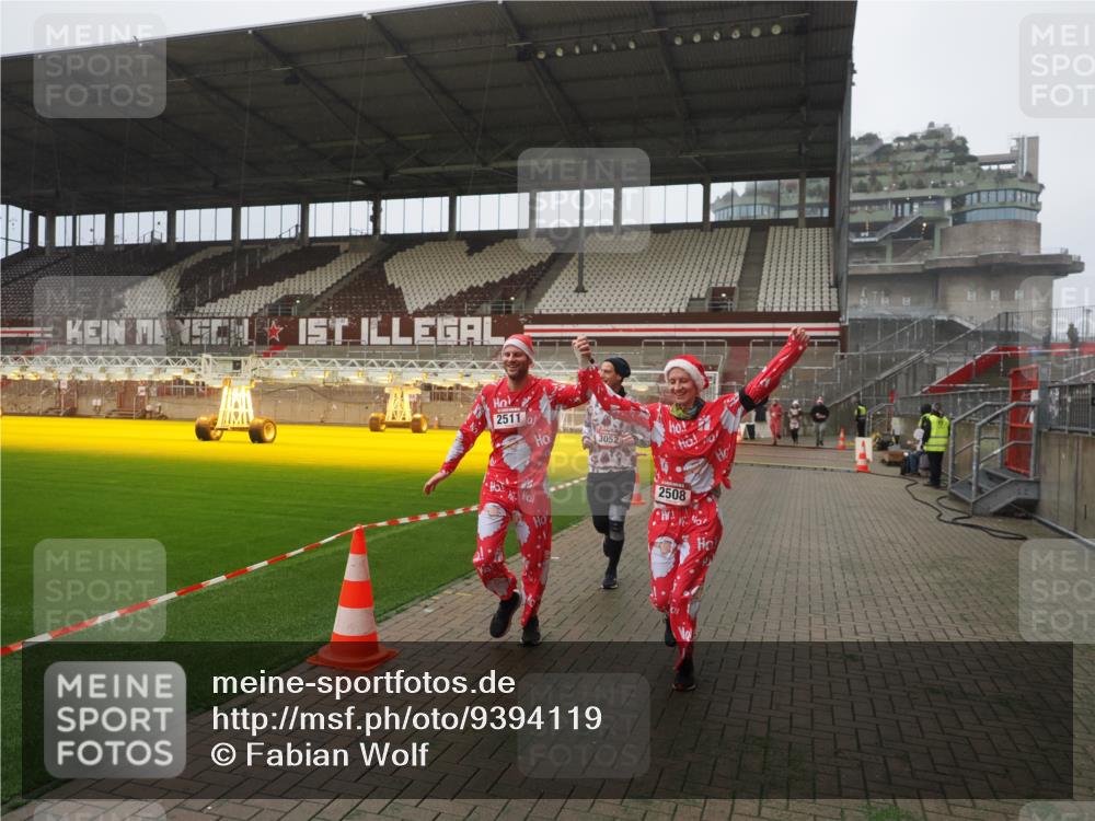 07.12.2025 - St. Pauli X-Mass-Run No. 15 Fabian Wolf http://msf.ph/oto/9394119 07.12.2025 10:23:14 Ziel 1996, 2123, 2304, 2508, 2511, 3052, 3078, 3079 meine-sportfotos.de