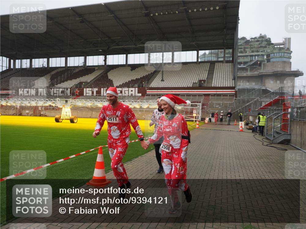 07.12.2025 - St. Pauli X-Mass-Run No. 15 Fabian Wolf http://msf.ph/oto/9394121 07.12.2025 10:23:14 Ziel 1996, 2123, 2304, 2508, 2511, 3052, 3078, 3079 meine-sportfotos.de