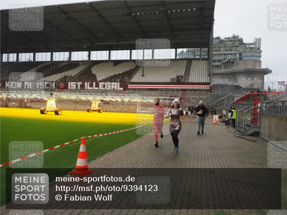 07.12.2025 - St. Pauli X-Mass-Run No. 15 Fabian Wolf http://msf.ph/oto/9394123 07.12.2025 10:23:22 Ziel 2508, 2511, 3052, 3078, 3079, 4005, 4141, 4458 meine-sportfotos.de