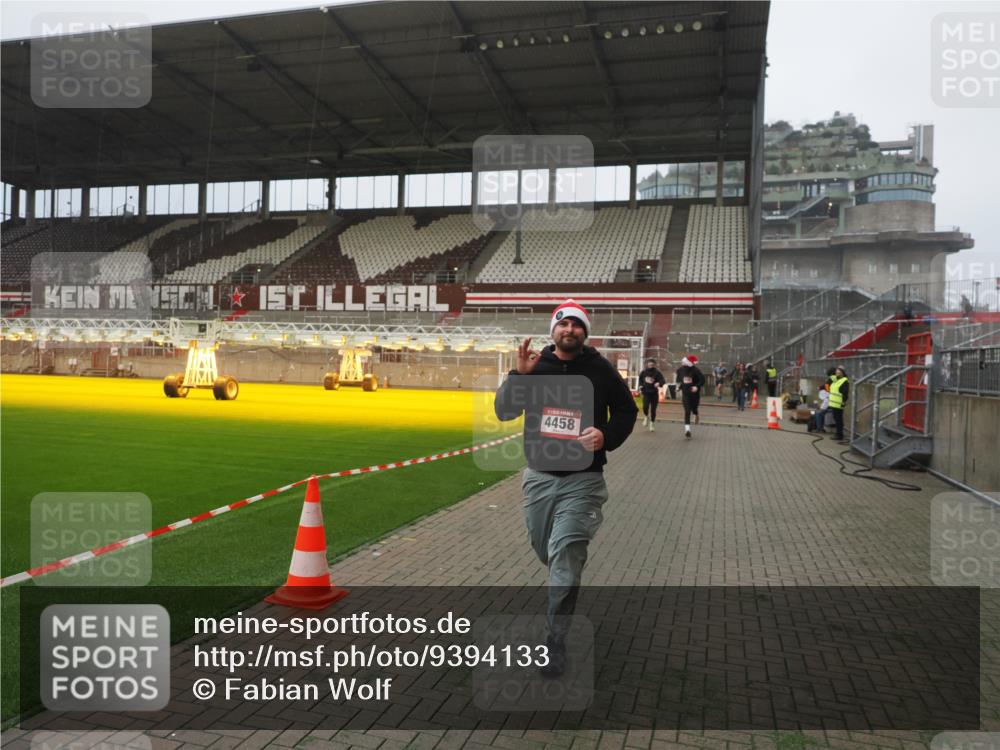 07.12.2025 - St. Pauli X-Mass-Run No. 15 Fabian Wolf http://msf.ph/oto/9394133 07.12.2025 10:23:25 Ziel 2508, 2511, 3052, 3078, 3079, 4005, 4141, 4145, 4458, 4549 meine-sportfotos.de