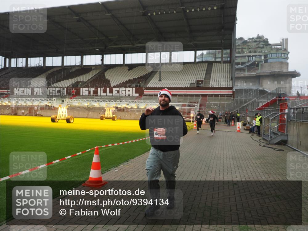 07.12.2025 - St. Pauli X-Mass-Run No. 15 Fabian Wolf http://msf.ph/oto/9394134 07.12.2025 10:23:26 Ziel 2508, 2511, 3052, 4005, 4141, 4145, 4458, 4549 meine-sportfotos.de