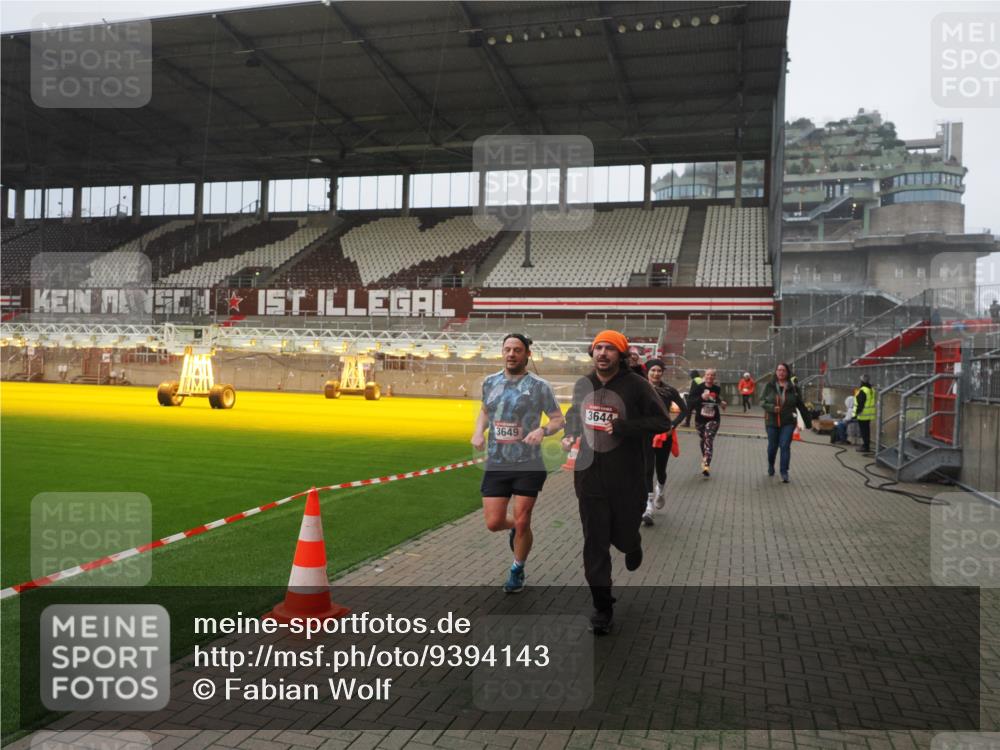 07.12.2025 - St. Pauli X-Mass-Run No. 15 Fabian Wolf http://msf.ph/oto/9394143 07.12.2025 10:23:36 Ziel 638, 3539, 3644, 3649, 3887, 3890, 4005, 4141, 4145, 4458, 4549 meine-sportfotos.de