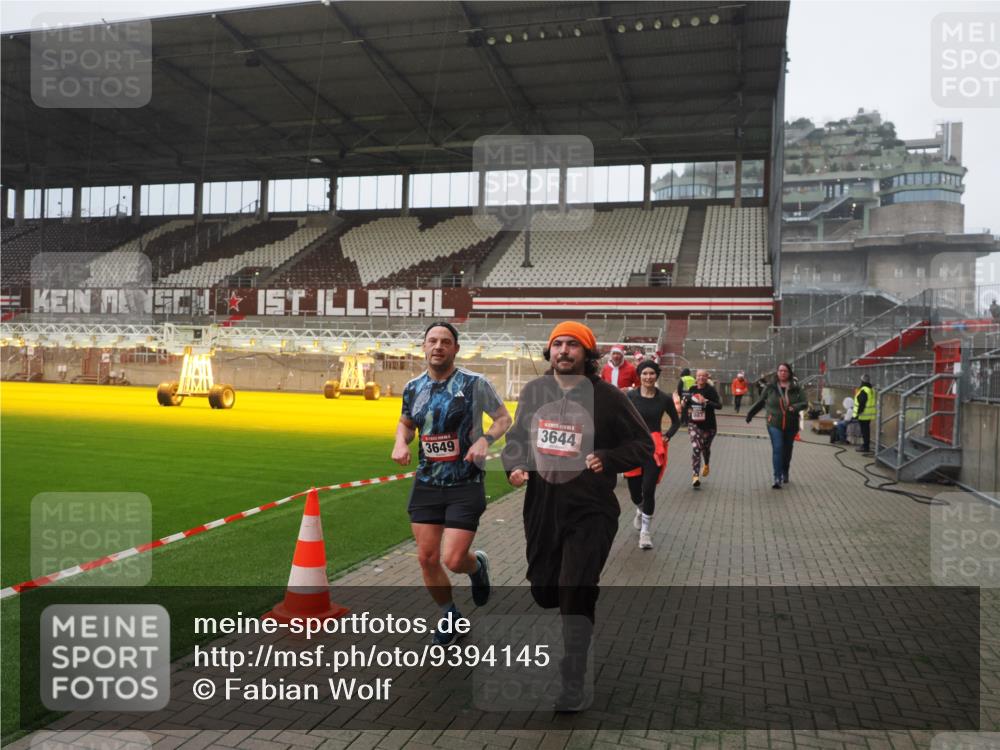 07.12.2025 - St. Pauli X-Mass-Run No. 15 Fabian Wolf http://msf.ph/oto/9394145 07.12.2025 10:23:36 Ziel 638, 3539, 3644, 3649, 3887, 3890, 4005, 4141, 4145, 4458, 4549 meine-sportfotos.de
