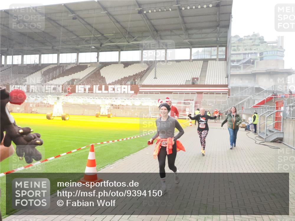 07.12.2025 - St. Pauli X-Mass-Run No. 15 Fabian Wolf http://msf.ph/oto/9394150 07.12.2025 10:23:37 Ziel 638, 3539, 3644, 3649, 3887, 3890, 4145, 4549 meine-sportfotos.de