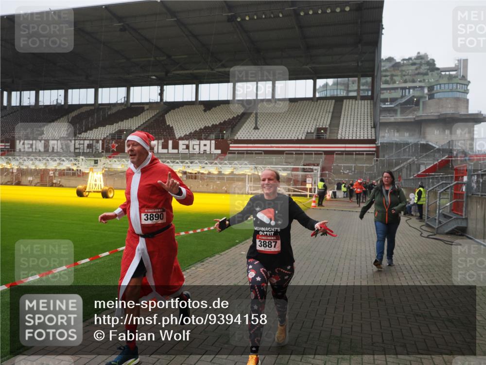 07.12.2025 - St. Pauli X-Mass-Run No. 15 Fabian Wolf http://msf.ph/oto/9394158 07.12.2025 10:23:39 Ziel 638, 1104, 3539, 3644, 3649, 3887, 3890, 4145, 4549 meine-sportfotos.de