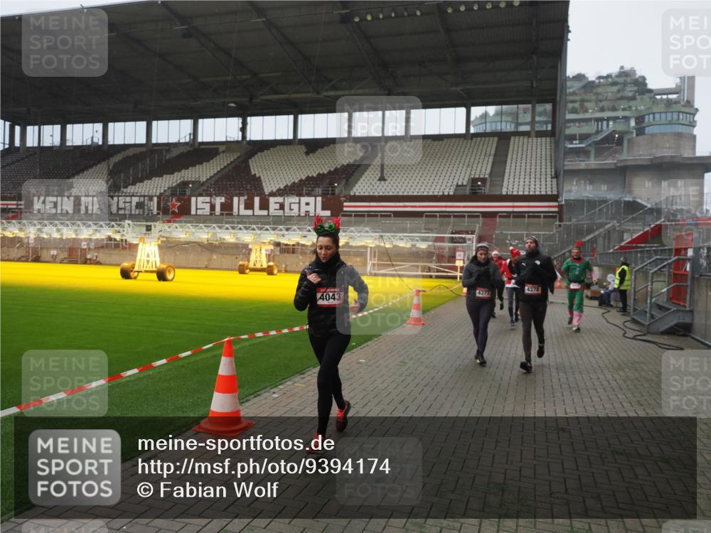07.12.2025 - St. Pauli X-Mass-Run No. 15 Fabian Wolf http://msf.ph/oto/9394174 07.12.2025 10:23:48 Ziel 1104, 2603, 2634, 3539, 3644, 3649, 3887, 3890, 4043, 4139, 4144, 4377, 4378 meine-sportfotos.de