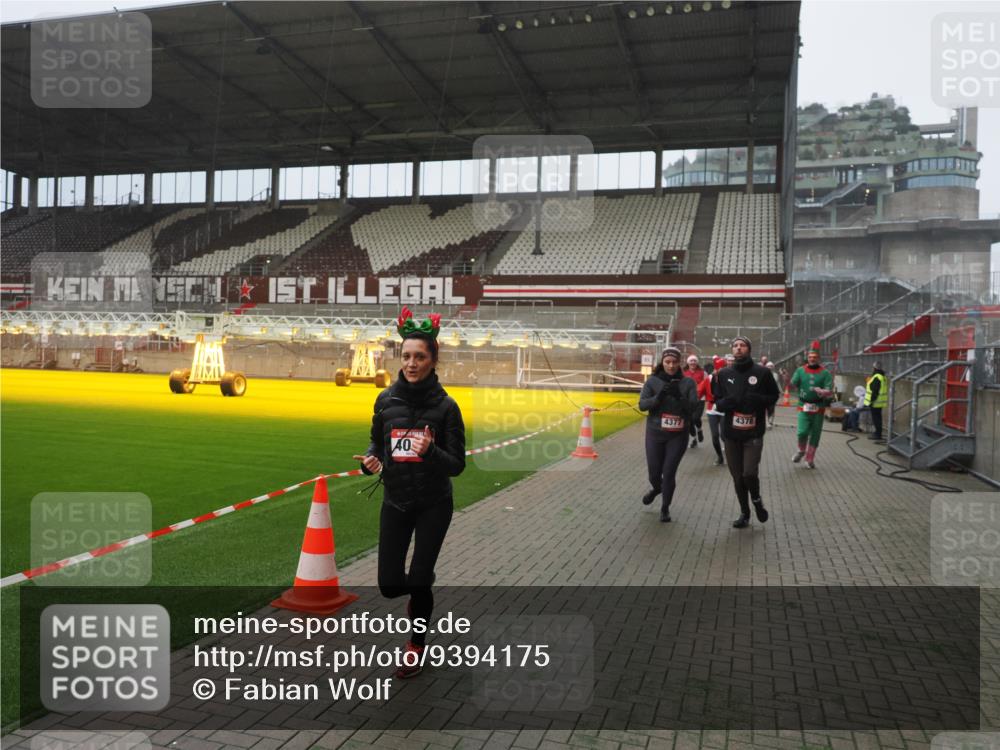 07.12.2025 - St. Pauli X-Mass-Run No. 15 Fabian Wolf http://msf.ph/oto/9394175 07.12.2025 10:23:48 Ziel 1104, 2603, 2634, 3539, 3644, 3649, 3887, 3890, 4043, 4139, 4144, 4377, 4378 meine-sportfotos.de