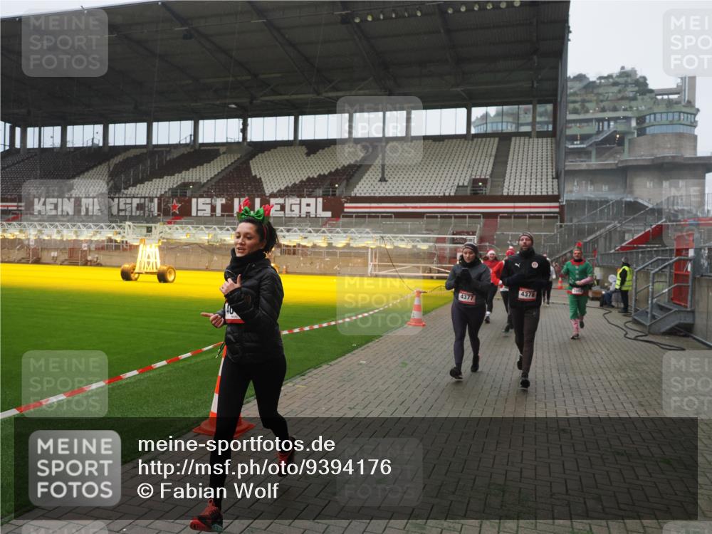07.12.2025 - St. Pauli X-Mass-Run No. 15 Fabian Wolf http://msf.ph/oto/9394176 07.12.2025 10:23:48 Ziel 1104, 2603, 2634, 3539, 3644, 3649, 3887, 3890, 4043, 4139, 4144, 4377, 4378 meine-sportfotos.de