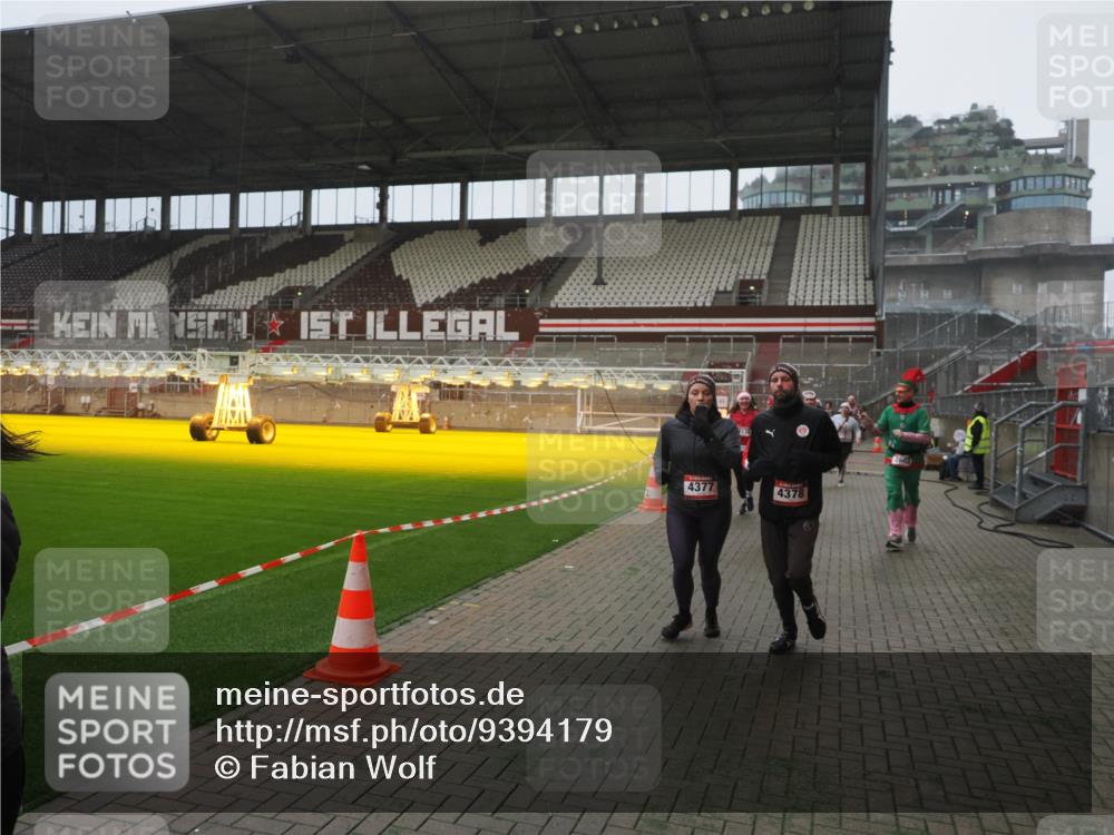 07.12.2025 - St. Pauli X-Mass-Run No. 15 Fabian Wolf http://msf.ph/oto/9394179 07.12.2025 10:23:49 Ziel 1104, 2603, 2634, 3539, 3644, 3649, 3887, 3890, 4043, 4139, 4144, 4377, 4378 meine-sportfotos.de