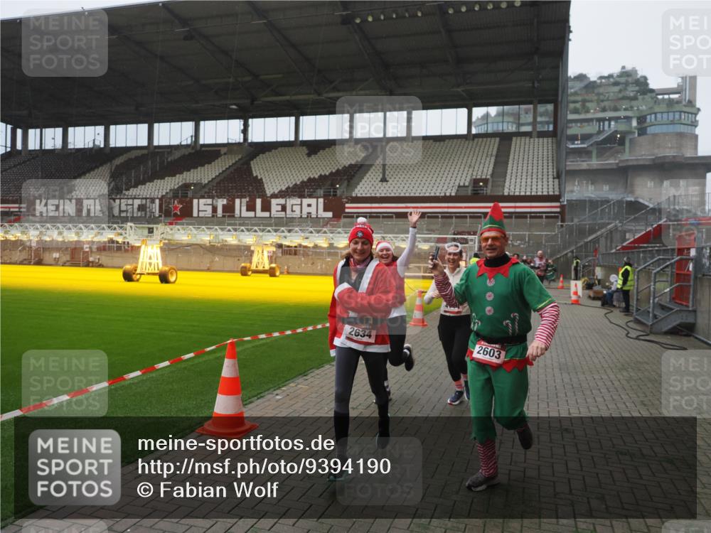 07.12.2025 - St. Pauli X-Mass-Run No. 15 Fabian Wolf http://msf.ph/oto/9394190 07.12.2025 10:23:51 Ziel 1104, 2603, 2634, 3887, 3890, 3968, 4043, 4139, 4144, 4203, 4377, 4378, 4765 meine-sportfotos.de