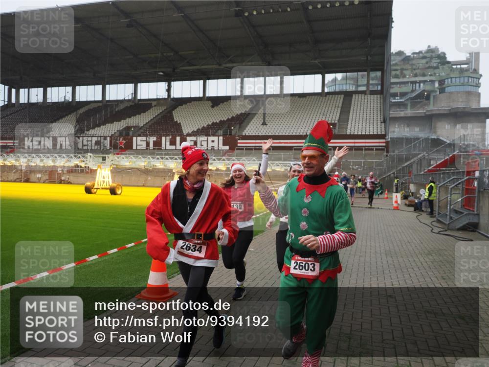 07.12.2025 - St. Pauli X-Mass-Run No. 15 Fabian Wolf http://msf.ph/oto/9394192 07.12.2025 10:23:52 Ziel 1104, 2603, 2634, 3968, 4043, 4139, 4144, 4203, 4377, 4378, 4765 meine-sportfotos.de