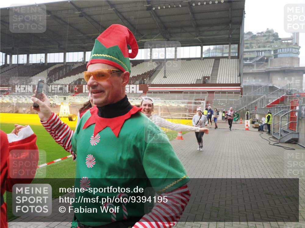 07.12.2025 - St. Pauli X-Mass-Run No. 15 Fabian Wolf http://msf.ph/oto/9394195 07.12.2025 10:23:52 Ziel 1104, 2603, 2634, 3968, 4043, 4139, 4144, 4203, 4377, 4378, 4765 meine-sportfotos.de