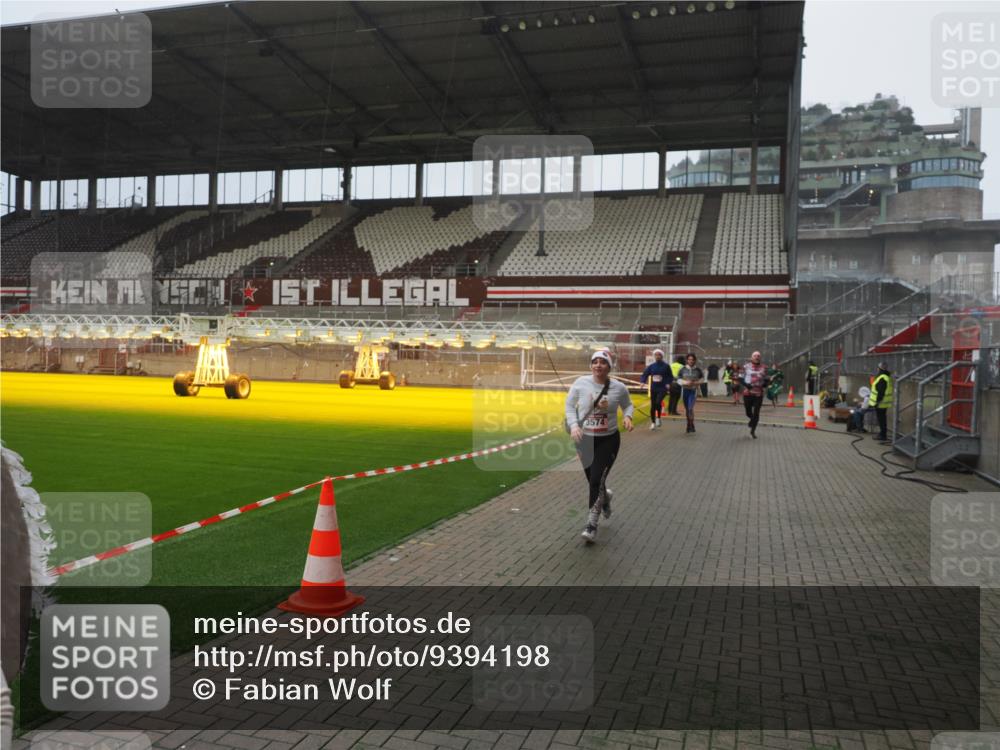 07.12.2025 - St. Pauli X-Mass-Run No. 15 Fabian Wolf http://msf.ph/oto/9394198 07.12.2025 10:23:53 Ziel 1104, 2603, 2634, 3968, 4043, 4139, 4144, 4203, 4377, 4378, 4765 meine-sportfotos.de