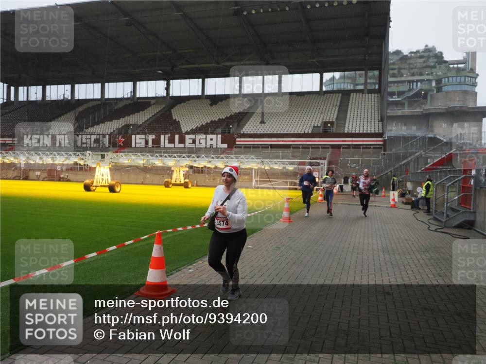 07.12.2025 - St. Pauli X-Mass-Run No. 15 Fabian Wolf http://msf.ph/oto/9394200 07.12.2025 10:23:54 Ziel 1104, 2603, 2634, 3968, 4043, 4139, 4144, 4203, 4377, 4378, 4765 meine-sportfotos.de