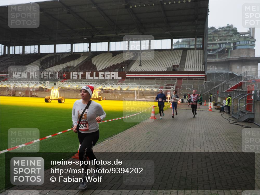 07.12.2025 - St. Pauli X-Mass-Run No. 15 Fabian Wolf http://msf.ph/oto/9394202 07.12.2025 10:23:54 Ziel 1104, 2603, 2634, 3968, 4043, 4139, 4144, 4203, 4377, 4378, 4765 meine-sportfotos.de