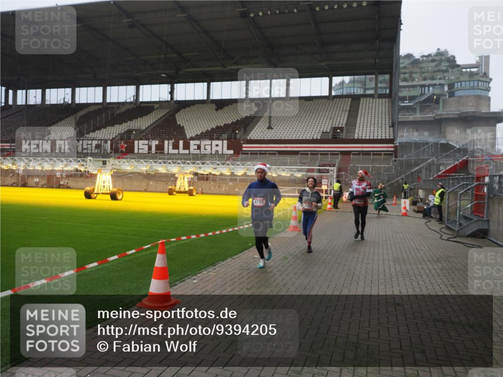 07.12.2025 - St. Pauli X-Mass-Run No. 15 Fabian Wolf http://msf.ph/oto/9394205 07.12.2025 10:23:55 Ziel 711, 1104, 2603, 2634, 3968, 4043, 4139, 4144, 4203, 4377, 4378, 4479, 4765 meine-sportfotos.de