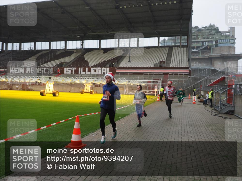 07.12.2025 - St. Pauli X-Mass-Run No. 15 Fabian Wolf http://msf.ph/oto/9394207 07.12.2025 10:23:56 Ziel 711, 1104, 2603, 2634, 3968, 4043, 4139, 4144, 4203, 4377, 4378, 4479, 4765 meine-sportfotos.de