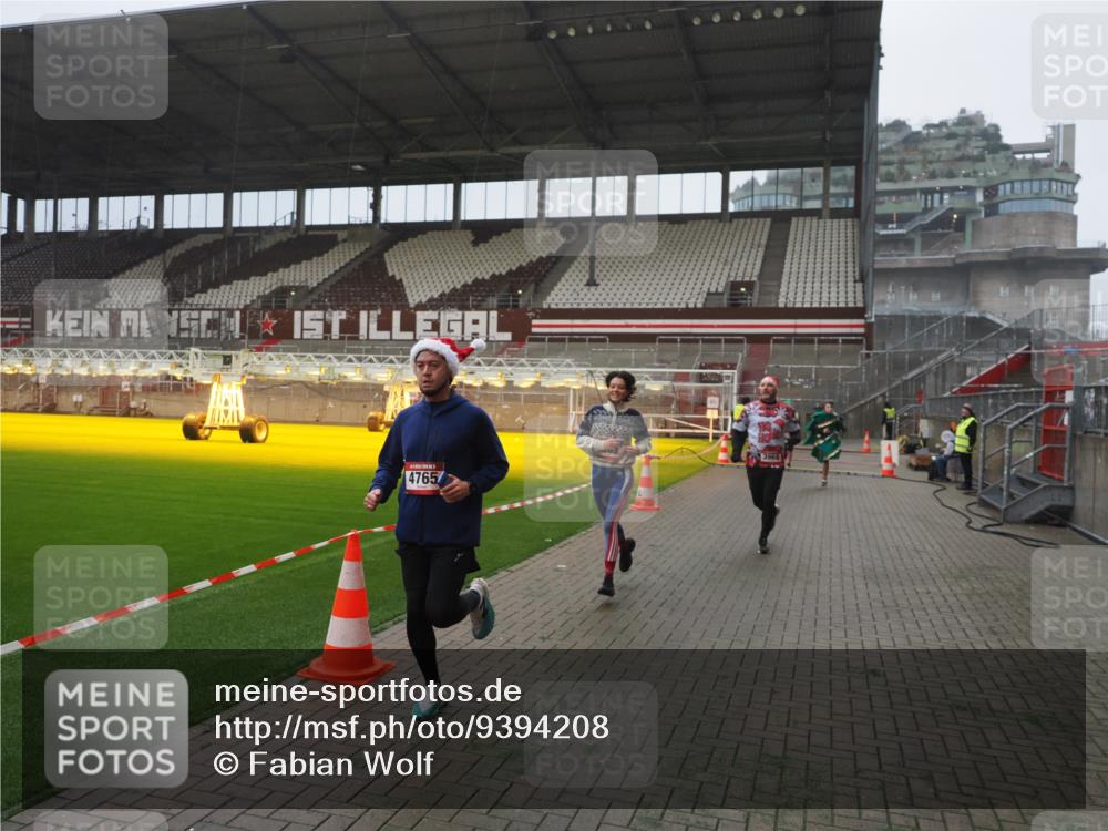 07.12.2025 - St. Pauli X-Mass-Run No. 15 Fabian Wolf http://msf.ph/oto/9394208 07.12.2025 10:23:56 Ziel 711, 1104, 2603, 2634, 3968, 4043, 4139, 4144, 4203, 4377, 4378, 4479, 4765 meine-sportfotos.de