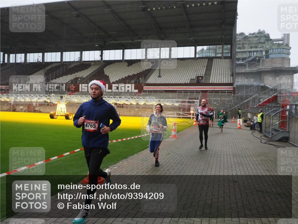 07.12.2025 - St. Pauli X-Mass-Run No. 15 Fabian Wolf http://msf.ph/oto/9394209 07.12.2025 10:23:56 Ziel 711, 1104, 2603, 2634, 3968, 4043, 4139, 4144, 4203, 4377, 4378, 4479, 4765 meine-sportfotos.de