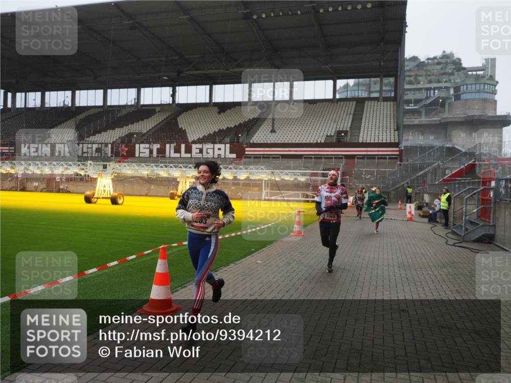 07.12.2025 - St. Pauli X-Mass-Run No. 15 Fabian Wolf http://msf.ph/oto/9394212 07.12.2025 10:23:57 Ziel 711, 1104, 2603, 2634, 3968, 4043, 4139, 4144, 4203, 4377, 4378, 4479, 4765 meine-sportfotos.de