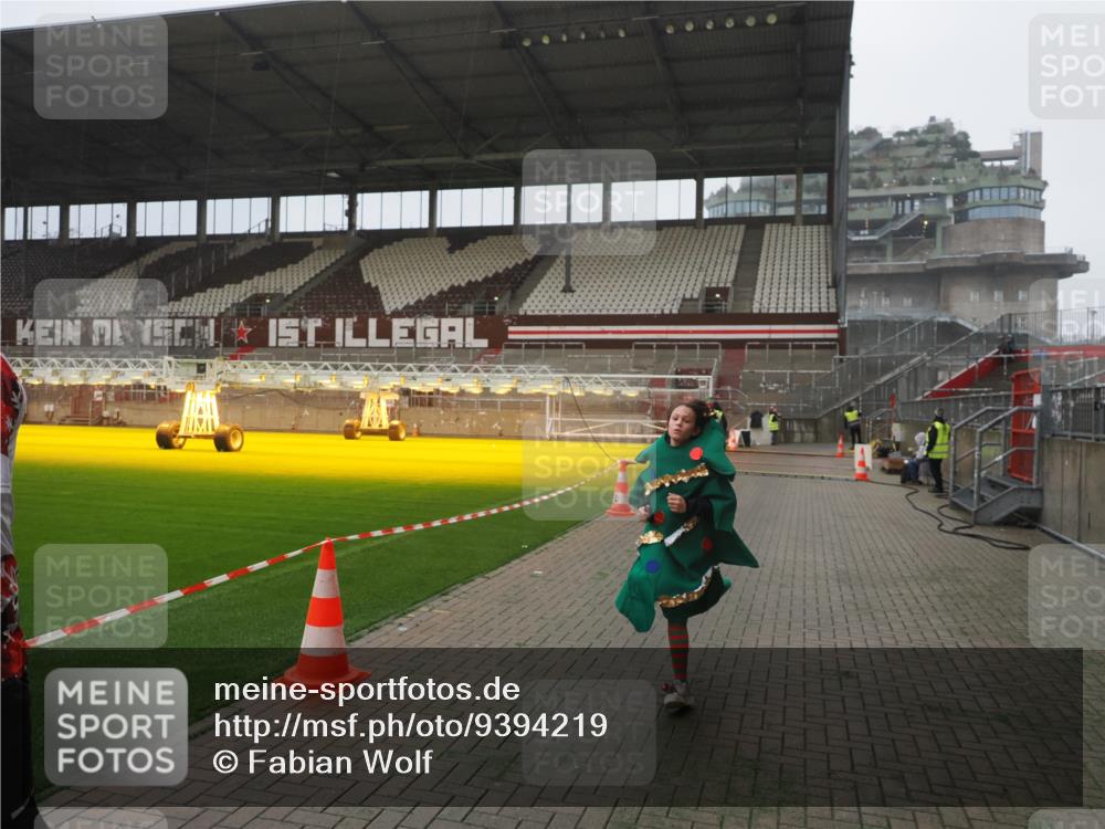 07.12.2025 - St. Pauli X-Mass-Run No. 15 Fabian Wolf http://msf.ph/oto/9394219 07.12.2025 10:23:59 Ziel 711, 1104, 2603, 2634, 3968, 4043, 4139, 4144, 4203, 4377, 4378, 4479, 4765 meine-sportfotos.de