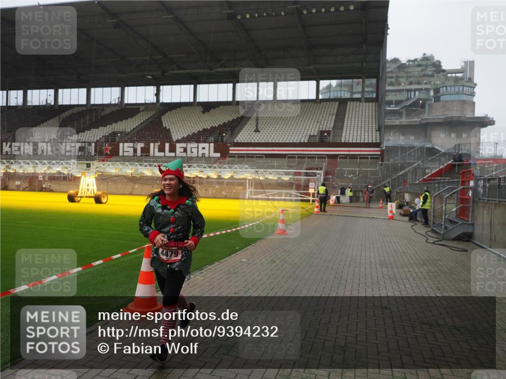 07.12.2025 - St. Pauli X-Mass-Run No. 15 Fabian Wolf http://msf.ph/oto/9394232 07.12.2025 10:24:03 Ziel 711, 2603, 2634, 3968, 4139, 4144, 4203, 4479, 4765 meine-sportfotos.de