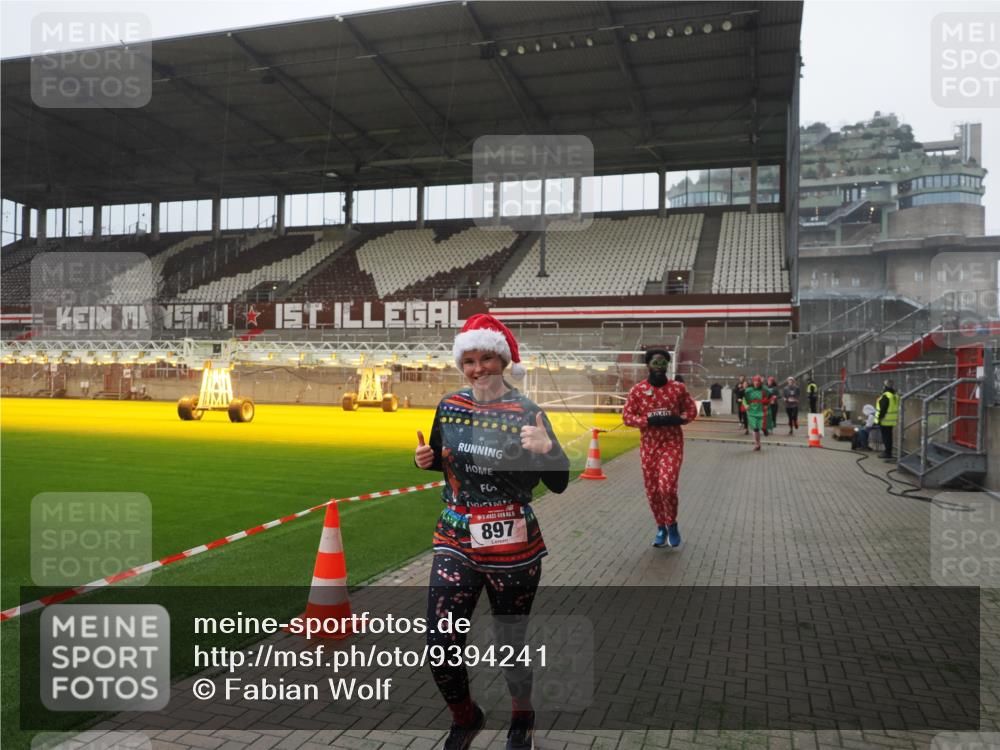 07.12.2025 - St. Pauli X-Mass-Run No. 15 Fabian Wolf http://msf.ph/oto/9394241 07.12.2025 10:24:13 Ziel 711, 712, 897, 4040, 4122, 4140, 4479, 4692, 4694 meine-sportfotos.de