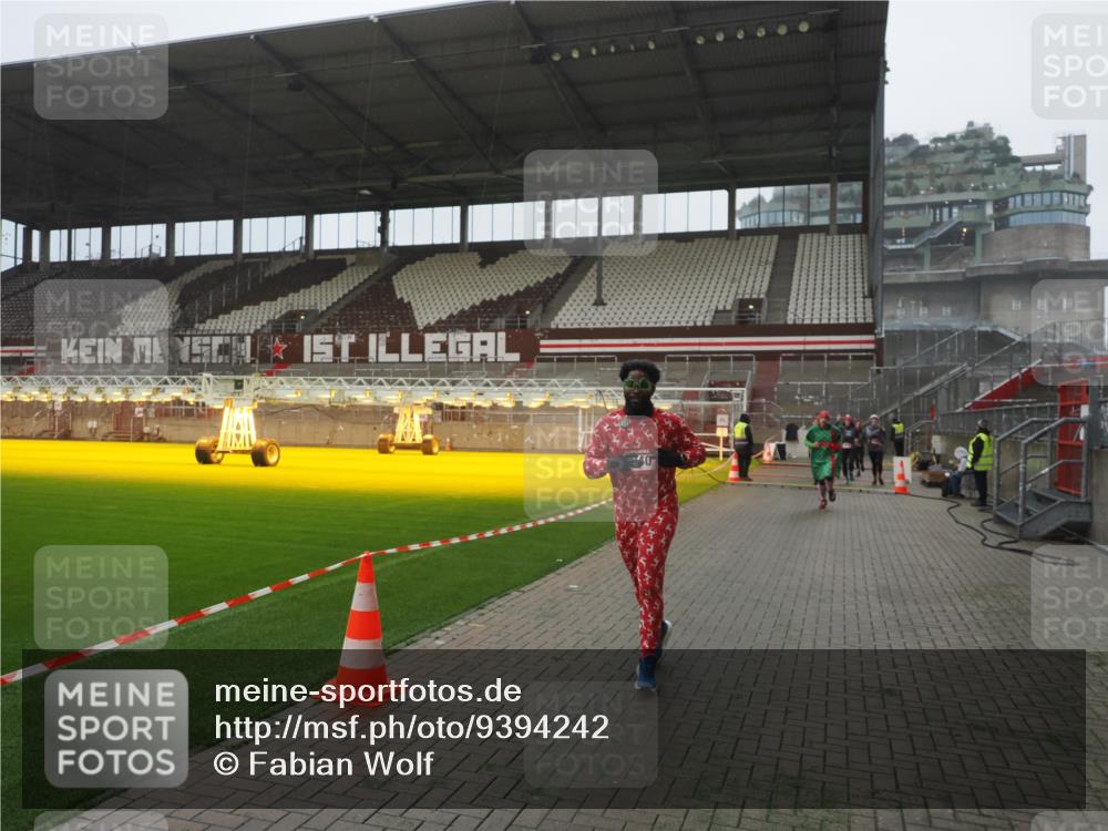 07.12.2025 - St. Pauli X-Mass-Run No. 15 Fabian Wolf http://msf.ph/oto/9394242 07.12.2025 10:24:13 Ziel 711, 712, 897, 4040, 4122, 4140, 4479, 4692, 4694 meine-sportfotos.de