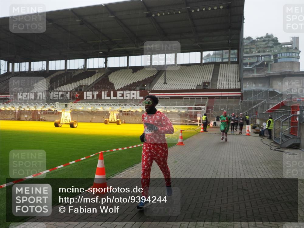 07.12.2025 - St. Pauli X-Mass-Run No. 15 Fabian Wolf http://msf.ph/oto/9394244 07.12.2025 10:24:14 Ziel 711, 712, 897, 4040, 4122, 4140, 4479, 4689, 4692, 4694 meine-sportfotos.de