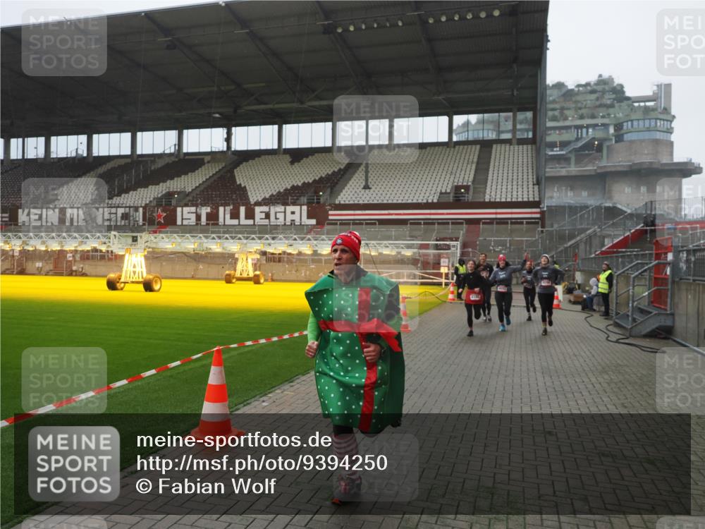 07.12.2025 - St. Pauli X-Mass-Run No. 15 Fabian Wolf http://msf.ph/oto/9394250 07.12.2025 10:24:17 Ziel 712, 897, 4040, 4122, 4140, 4689, 4692, 4694 meine-sportfotos.de