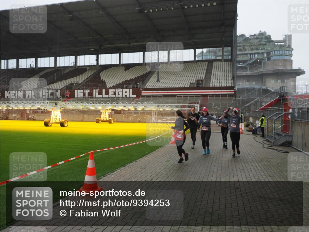 07.12.2025 - St. Pauli X-Mass-Run No. 15 Fabian Wolf http://msf.ph/oto/9394253 07.12.2025 10:24:18 Ziel 712, 897, 4040, 4122, 4140, 4689, 4692, 4694 meine-sportfotos.de
