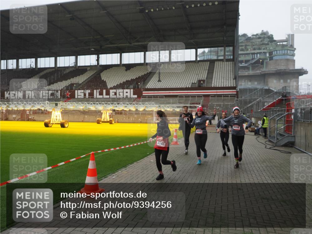 07.12.2025 - St. Pauli X-Mass-Run No. 15 Fabian Wolf http://msf.ph/oto/9394256 07.12.2025 10:24:19 Ziel 712, 897, 4040, 4122, 4140, 4689, 4692, 4694 meine-sportfotos.de