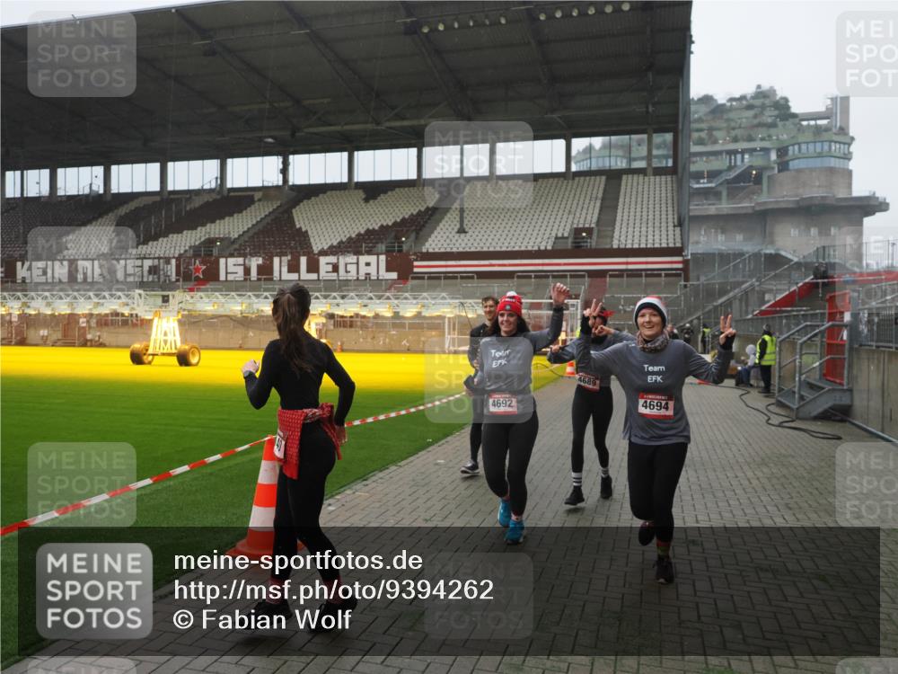 07.12.2025 - St. Pauli X-Mass-Run No. 15 Fabian Wolf http://msf.ph/oto/9394262 07.12.2025 10:24:20 Ziel 712, 897, 4040, 4122, 4140, 4689, 4692, 4694 meine-sportfotos.de